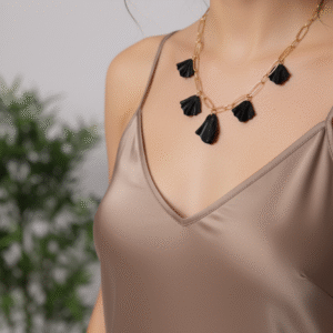 Collar pétalos negros