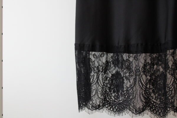 Falda negra satinada con encaje