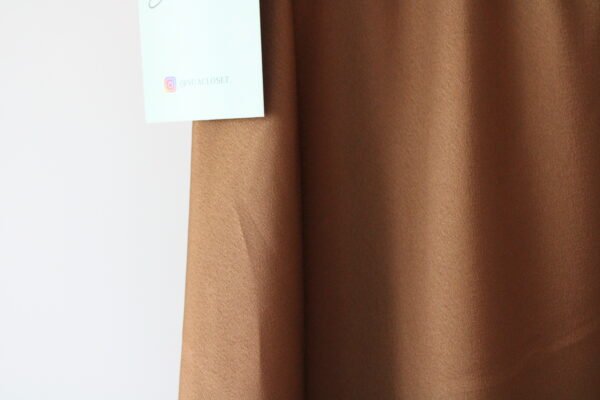 Falda marrón satinada