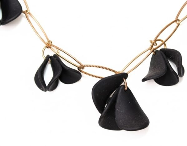 Collar pétalos negros