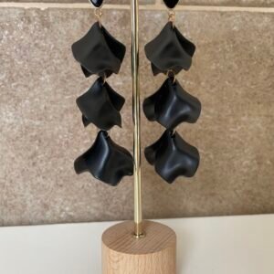 Pendiente pétalos negros