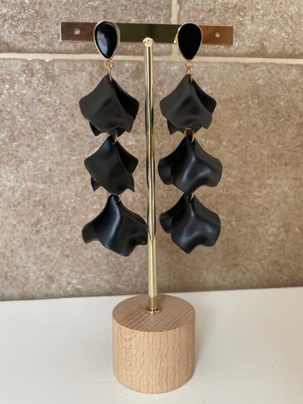 Pendiente pétalos negros